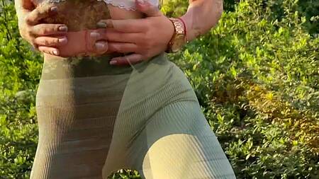 Сучка слишком жарко виляла красивой попкой и напросилась на публичный анал в парке