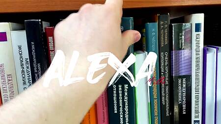 Милая брюнетка в библиотеке вместо колобка нашла лишь крепкий хуй для своей бритой киски