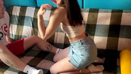 Милая брюнетка в библиотеке вместо колобка нашла лишь крепкий хуй для своей бритой киски