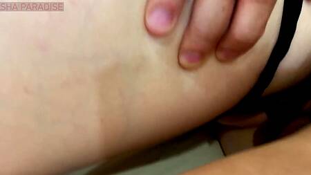 Сынок ухаживает за жопастой мамкой и жарко ебет ее пока она крепко спит