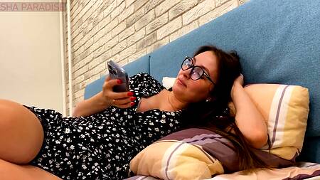 Сынок ухаживает за жопастой мамкой и жарко ебет ее пока она крепко спит