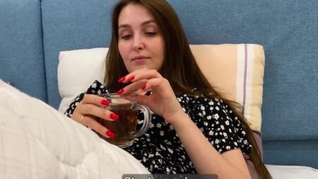 Сынок ухаживает за жопастой мамкой и жарко ебет ее пока она крепко спит