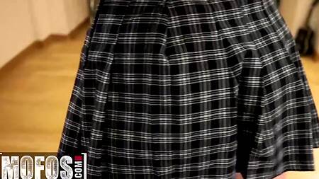 Милашка из России даст трахнуть горло и киску в обмен на помощь с выбором одежды