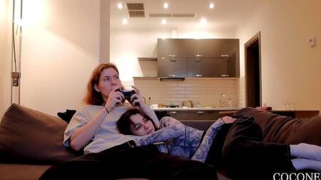 Худенькая телочка хочет чтобы бойфренд геймер поиграл с ее тугой пиздой мощным членом