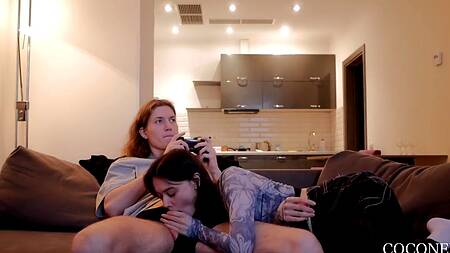 Худенькая телочка хочет чтобы бойфренд геймер поиграл с ее тугой пиздой мощным членом