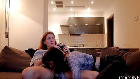 Худенькая телочка хочет чтобы бойфренд геймер поиграл с ее тугой пиздой мощным членом