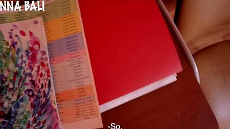 Дочка прячет большой дилдо от папы прямо в бритой и очень мокрой киске