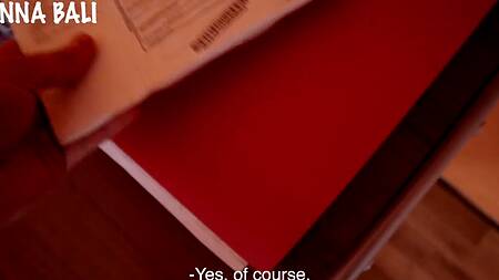 Дочка прячет большой дилдо от папы прямо в бритой и очень мокрой киске