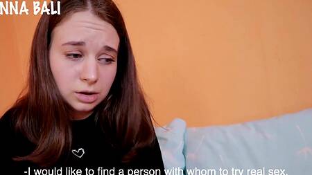 Дочка прячет большой дилдо от папы прямо в бритой и очень мокрой киске