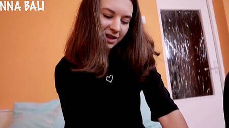 Дочка прячет большой дилдо от папы прямо в бритой и очень мокрой киске