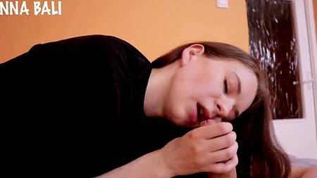 Дочка прячет большой дилдо от папы прямо в бритой и очень мокрой киске