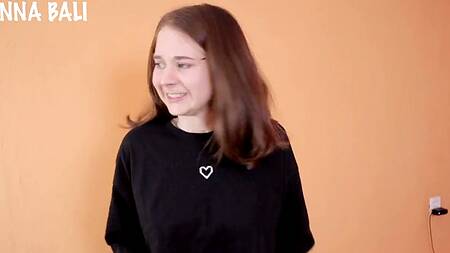 Дочка прячет большой дилдо от папы прямо в бритой и очень мокрой киске