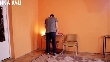 Дочка прячет большой дилдо от папы прямо в бритой и очень мокрой киске