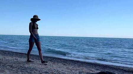 Стройная шлюшка заработала на два кремпая в киску после секса втроем на пляже