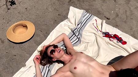 Стройная шлюшка заработала на два кремпая в киску после секса втроем на пляже
