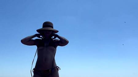 Стройная шлюшка заработала на два кремпая в киску после секса втроем на пляже