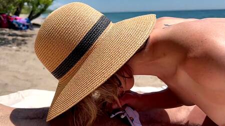 Стройная шлюшка заработала на два кремпая в киску после секса втроем на пляже