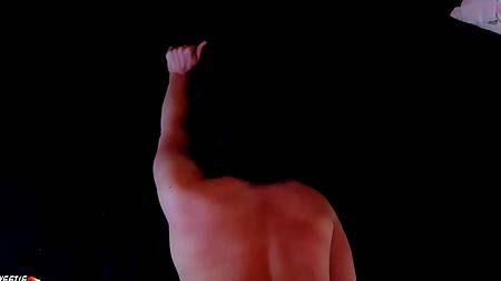 Красотка с большой задницей дает в анал уборщику номеров вместо чаевых