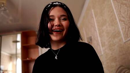 Довела до оргазма бойфренда подруги, сделав глубокий минет у нее за спиной