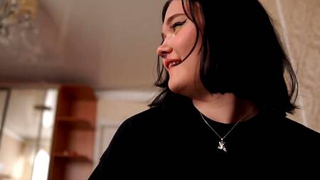 Довела до оргазма бойфренда подруги, сделав глубокий минет у нее за спиной