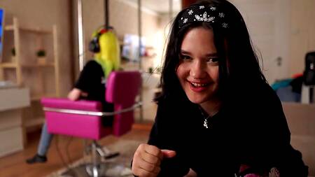 Довела до оргазма бойфренда подруги, сделав глубокий минет у нее за спиной