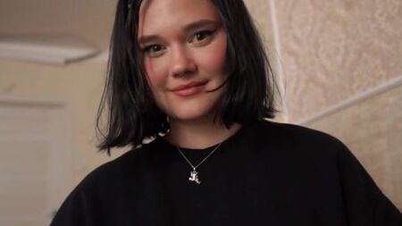 Довела до оргазма бойфренда подруги, сделав глубокий минет у нее за спиной