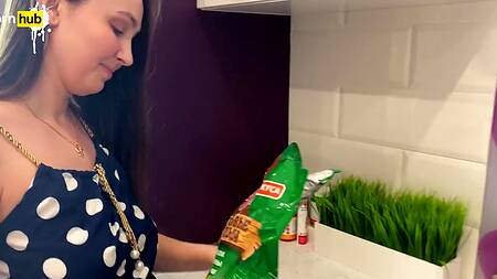 Подружился с грудастой мамашей просто выебав ее хорошенько раком