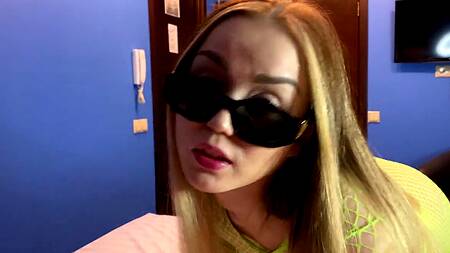 Гостеприимно выебал развратную сестру жены, которая так нагло трахала киску самотыком