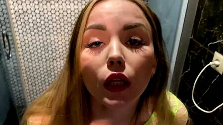 Гостеприимно выебал развратную сестру жены, которая так нагло трахала киску самотыком