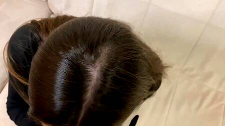 Молоденькая брюнетка предпочла оказаться раком на крепком хую бойфренда вместо скучного чтения