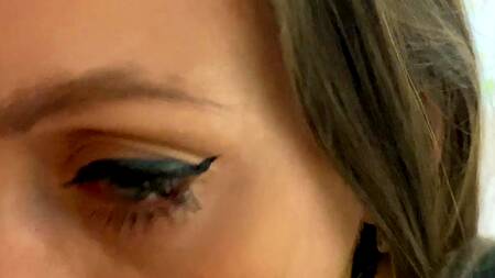 Молоденькая брюнетка предпочла оказаться раком на крепком хую бойфренда вместо скучного чтения