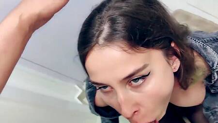 Поставил на колени и дерзко выебал в рот грудастую русскую телку с самого порога