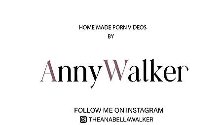 Жопастая геймерша продолжает играть даже когда ее ебут сзади в мокрую киску