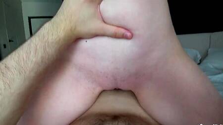 Жопастая геймерша продолжает играть даже когда ее ебут сзади в мокрую киску