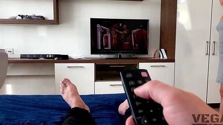 Малышка не хочет опозориться и просит брата лишить ее девственности