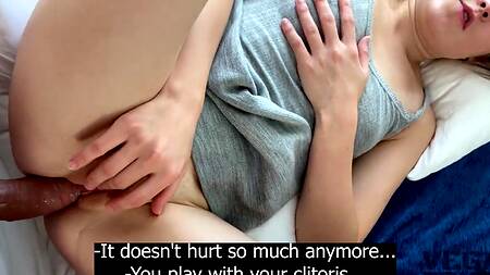 Малышка не хочет опозориться и просит брата лишить ее девственности