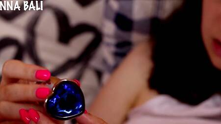 Сосед помогает девушке своим хуем достать анальную пробку из тугой попки