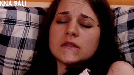 Сосед помогает девушке своим хуем достать анальную пробку из тугой попки