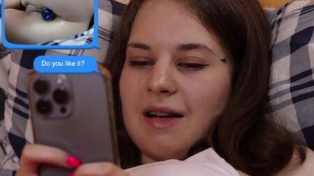 Сосед помогает девушке своим хуем достать анальную пробку из тугой попки