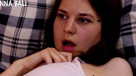 Сосед помогает девушке своим хуем достать анальную пробку из тугой попки