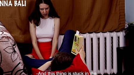 Сосед помогает девушке своим хуем достать анальную пробку из тугой попки