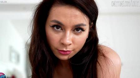 Сисястая красотка Loly Lips ломается прежде чем голенькой попрыгать на хую