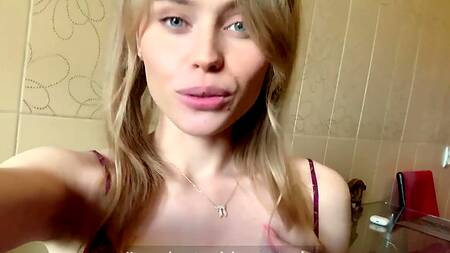 Худая шалунья уселась мокрой киской на лицо спящего бойфренда, рассчитывая на кунилингус