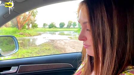 Немного пьяная русская мачеха с шикарной жопой просит ее трахнуть в машине раком