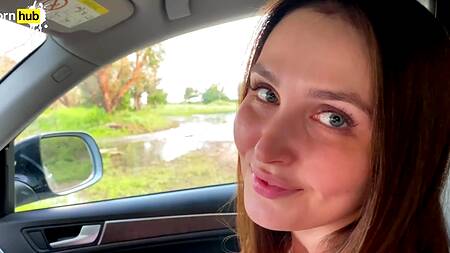 Немного пьяная русская мачеха с шикарной жопой просит ее трахнуть в машине раком