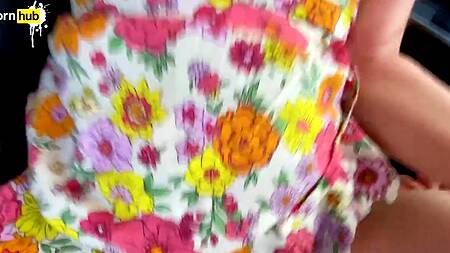 Немного пьяная русская мачеха с шикарной жопой просит ее трахнуть в машине раком