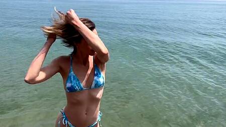 Дважды кончили на лицо блондинке по очереди выебав ее на диком пляже