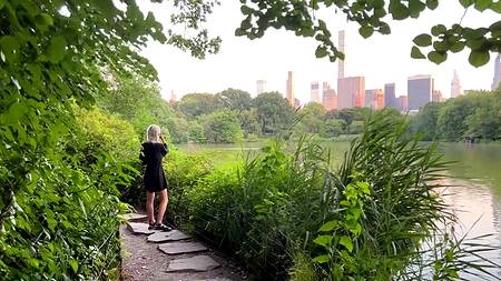 Распутная Eva Elfie берет толстый американский хуй в рот на улице, а дома горяче ебется