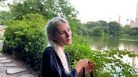 Распутная Eva Elfie берет толстый американский хуй в рот на улице, а дома горяче ебется