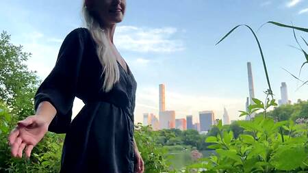 Распутная Eva Elfie берет толстый американский хуй в рот на улице, а дома горяче ебется